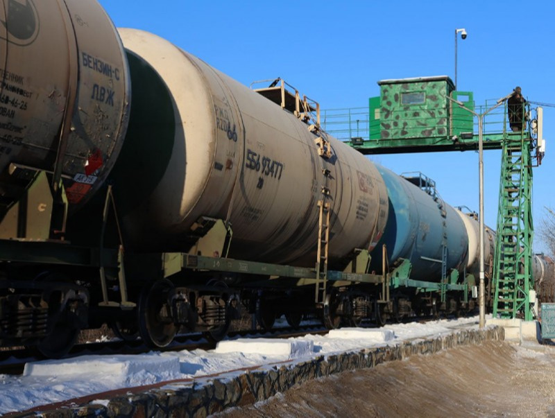 Төмөр зам дээр АИ-92 бензинтэй 63 цистерн вагон байна